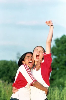 Jesminder "Jess" Bhamra (Parminder Nagra, li.) und Jules Paxton (Keira Knightley, re.).