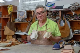 Die typischen Sandalen aus Menorca &ndash; die Abarcas &ndash; sind wieder voll im Trend. Fr&uuml;her trugen sie die Bauern bei der Feldarbeit, heute werden sie bunt verziert.