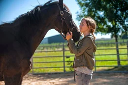 ARD Degeto MEIN WILDES HERZ - ALLES AUF SIEG, am Samstag (30.05.20) um 20:15 Uhr im ERSTEN. Jana (Lena Klenke) und der wilde Vollbluthengst &acirc;&euro;žRock My Heart&acirc;&euro;&oelig;. &Acirc;&copy; ARD Degeto/Neue Sch&Atilde;&para;nhauser Filmproduktion, honorarfrei - Verwendung gem&Atilde;&curren;&Atilde;&Yuml; der AGB im engen inhaltlichen, redaktionellen Zusammenhang mit genannter Degeto-Sendung und bei Nennung "Bild: ARD Degeto/Neue Sch&Atilde;&para;nhauser Filmproduktion" (S2+). ARD Degeto/Programmplanung und Presse, Tel: 069/1509-335, degeto-presse@degeto.de