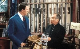 Der Jagdwaffenh&auml;ndler Victor Garnier (Louis de Fun&egrave;s, rechts) f&uuml;hrt ein beschauliches Kleinb&uuml;rgerleben, bis er auf Anraten des Direktors seiner Bank, Andr&eacute; Durant-Mareuil (Jean-Pierre Marielle), die gesamten Ersparnisse der Familie in Aktien investiert. Als die Wertpapiere bereits kurz darauf wertlos sind, f&uuml;hlt Garnier sich vom Bankdirektor verraten, zumal dieser ein luxuri&ouml;ses Leben zu f&uuml;hren scheint. Garnier will sein Geld zur&uuml;ck. Gemeinsam mit seiner Frau und den Kindern gr&auml;bt er einen Tunnel zum gegen&uuml;berliegenden Bankgeb&auml;ude, um dort die Schlie&szlig;f&auml;cher auszur&auml;umen.