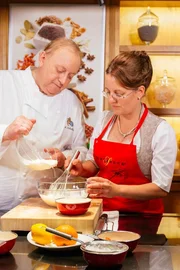 Alfons Schuhbeck interpretiert die beste Nachspeise, Variation vom Sommerlichen Törtchen: Pfirsichrose auf Joghurtcreme und Biskuit, gemeinsam mit Manuela Thalhammer (Siegerin Nachspeise). Alfons Schuhbeck interpretiert die beste Nachspeise, Variation vom Sommerlichen Törtchen: Pfirsichrose auf Joghurtcreme und Biskuit, gemeinsam mit Manuela Thalhammer (Siegerin Nachspeise).