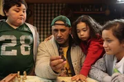 Genesis (Cliff Curtis, 2.v.l.)