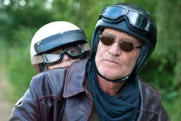 Auf Harrys (Matthias Habich) Motorrad l&auml;sst Elly (Cornelia Froboess) sich in l&auml;ngst vergangene Zeiten entf&uuml;hren.