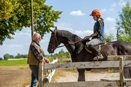 ARD Degeto MEIN WILDES HERZ - ALLES AUF SIEG, am Samstag (30.05.20) um 20:15 Uhr im ERSTEN. Volles Risiko: Paul Brenner (Dieter Hallervorden) setzt auf Jana (Lena Klenke) als Jockey. &copy; ARD Degeto/Neue Sch&ouml;nhauser Filmproduktion, honorarfrei - Verwendung gem&auml;&szlig; der AGB im engen inhaltlichen, redaktionellen Zusammenhang mit genannter Degeto-Sendung und bei Nennung "Bild: ARD Degeto/Neue Sch&ouml;nhauser Filmproduktion" (S2+). ARD Degeto/Programmplanung und Presse, Tel: 069/1509-335, degeto-presse@degeto.de