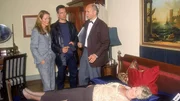Katharina von Kloppenburg (Komparsin, lieg.) wurde mit einem Kopfkissen erstickt. Staatsanwältin Glaser (Britta Schmeling), Kommissar Bonhoff (Wolfgang Krewe, Mi.) und Dr. Duhler (Klaus Schindler) beginnen mit den Ermittlungen.
