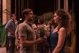 Dem Gl&uuml;ck schauen zu (von links): Pfarrer Brenner (Heio von Stetten), Pauline Gruber (Helena Sch&ouml;nfelder), Zenta Zacher (Angela Ascher) und Vroni Altmanseder (Edith Konrath).; Hanna (Fanny Krausz) und Max (Daniel Gawlowski) finden zueinander.; Auf der Beerdigung (von links): Hanna (Fanny Krausz), Pauline (Helena Sch&ouml;nfelder) und Hermine (Carin C. Tietze).; Max (Daniel Gawlowski) gratuliert Hanna (Fanny Krausz).
