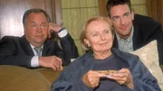 In einer Seniorenresidenz wurde eine alte Dame ermordet. Die Kommissare Kehler (Wolfgang Bathke, li.) und Bonhoff (Wolfgang Krewe) befragen die Zimmernachbarin, Gerda Sonntag (Ruth-Maria Kubitschek), doch die will nichts bemerkt haben...