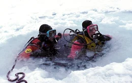 Unterwasser Dreharbeiten in Plitvice im Winter unter Eis.
