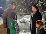 Pia Heilmann (Hendrikje Fitz, rechts), Roland Heilmann (Thomas R&uuml;hmann, links) und Charlotte Gauss (Ursula Karusseit, Mitte) wollen wissen, wo sich Lisa mit dem Osterlamm versteckt hat. Da sich in der Region ein tollw&uuml;tiger Fuchs herumtreibt, machen sich alle gro&szlig;e Sorgen. Doch Jonas (Anthony Petrifke) hat Lisa versprochen, nichts zu verraten.
