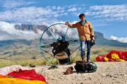 Sylvestre Campe ist der „Propellermann vom Zuckerhut“: Mit seinem Paramotor entdeckt der deutsche Abenteurer mit der Wahlheimat Rio de Janeiro ein uns meist unbekanntes Brasilien.