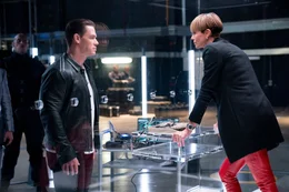 Vorne, v.li.: Jakob (John Cena), Cipher (Charlize Theron)