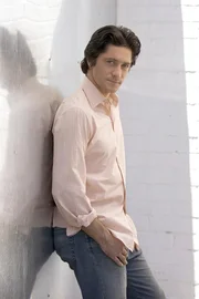 Oft hadert Jim (David Conrad) mit seiner Berufswahl, weil es ihm als Sanitäter nicht möglich ist, alle Menschen zu retten, denen er zu Hilfe eilt.