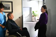 Simone (Tatjana Clasing, r.) ist besorgt, als Richard (Silvan-Pierre Leirich) erneut untersucht werden muss. Simone (Tatjana Clasing, r.) ist besorgt, als Richard (Silvan-Pierre Leirich) erneut untersucht werden muss.