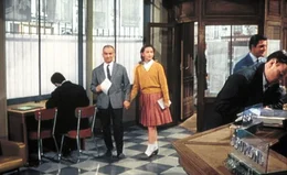 Victor Garnier (Louis de Fun&egrave;s, 2. von links) f&uuml;hrt ein beschauliches Kleinb&uuml;rgerleben, bis er auf Anraten des Direktors seiner Bank die gesamten Ersparnisse der Familie in Aktien investiert. Als die Wertpapiere bereits kurz darauf wertlos sind, f&uuml;hlt Garnier sich vom Bankdirektor verraten, zumal dieser ein luxuri&ouml;ses Leben zu f&uuml;hren scheint. Garnier will sein Geld zur&uuml;ck. Gemeinsam mit seiner Frau und den Kindern (im Bild: Tochter Isabelle, gespielt von Anne Doat) gr&auml;bt er einen Tunnel zum gegen&uuml;berliegenden Bankgeb&auml;ude, um dort die Schlie&szlig;f&auml;cher auszur&auml;umen.