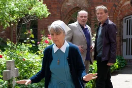Elly (Cornelia Froboess) hat mit ihrem fr&uuml;heren Leben abgschlossen und will weder von Harry (Matthias Habich, rechts) noch von Fred (Lambert Hamel) an vergangene Gef&uuml;hle erinnert werden.