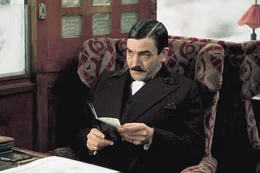 Bei seinen Mordermittlungen im Orient-Express nutzt Detektiv Hercule Poirot (Albert Finney) jede freie Minute aus, um die Passagiere, wie hier Mrs. Harriet Belinda Hubbard, nach wichtigen Informationen auszuquetschen.