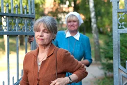 Elly (Cornelia Froboess) hat beschlossen, dem Kloster den R&uuml;cken zu kehren, Schwester Lydia (Ulrike Grote, hinten) f&auml;llt der Abschied besonders schwer.