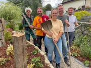 Geschwungene Gartenpfade an der Wassermühle