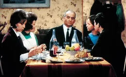 Der Jagdwaffenh&auml;ndler und Familienvater Victor Garnier (Louis de Fun&egrave;s, Mitte) f&uuml;hrt ein beschauliches Kleinb&uuml;rgerleben, bis er auf Anraten des Direktors seiner Bank die gesamten Ersparnisse der Familie in Aktien investiert. Als die Wertpapiere bereits kurz darauf wertlos sind, f&uuml;hlt Garnier sich vom Bankdirektor verraten, zumal dieser ein luxuri&ouml;ses Leben zu f&uuml;hren scheint. Garnier will sein Geld zur&uuml;ck. Gemeinsam mit seiner Frau (Ivonne Clech, 2. von links) und den Kindern Corinne (Catherine Demongeot, links), Isabelle (Anne Doat, 2. von rechts) und G&eacute;rard (Michel Tureau) gr&auml;bt er einen Tunnel zum gegen&uuml;berliegenden Bankgeb&auml;ude, um dort die Schlie&szlig;f&auml;cher auszur&auml;umen.