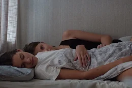 L-R: Anja (Kaya Wilkins) und Thelma (Eili Harboe)
