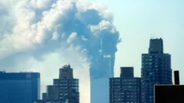 11.09.2001, New York: Die Doku rekapituliert die Geschehnisse des Terroranschlags auf das World Trade Center im Jahr 2001 Minute f&uuml;r Minute. Anhand offizieller Aufnahmen sowie Funkmitschnitten werden die Stunden bis zum Zeitpunkt der Katastrophe rekonstruiert.