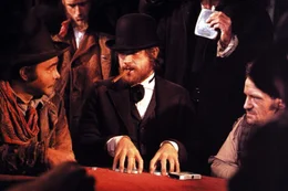 McCabe & Mrs. Miller  Flinker Finger: Warrren Beatty als McCabe (Mitte).  Copyright: SRF/Warner Bros.