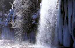 Wasser st&uuml;rzt &uuml;ber vereiste Kaskaden.