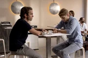 Alex (Matthias G&auml;rtner, rechts) und Verp&auml;chter Hannes Brandt (Felix Hellmann) warten auf Hanna.