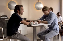 Alex (Matthias G&auml;rtner, rechts) und Verp&auml;chter Hannes Brandt (Felix Hellmann) warten auf Hanna.