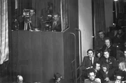 Frühling 1946: Die Beweise gegen die führenden Vertreter des NS-Regimes sind erdrückend. Die in Nürnberg versammelten Journalisten werden Zeugen des Tauziehens zwischen den Westmächten und der Sowjetunion.