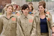 Beim Hofgang wird Ruth (Natascha Hockwin, Mi.) von Grit (Katrin Brockmann, li.) und Katja (Yasmina Djaballah, re.) angemacht. Beim Hofgang wird Ruth (Natascha Hockwin, Mi.) von Grit (Katrin Brockmann, li.) und Katja (Yasmina Djaballah, re.) angemacht.