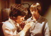 Heimlich rauchen Albert (Matthew Laborteaux, l.) und sein Freund Clay (Bill Calvert, r.) eine Pfeife im Keller. Heimlich rauchen Albert (Matthew Laborteaux, l.) und sein Freund Clay (Bill Calvert, r.) eine Pfeife im Keller.