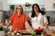 Yvonne Willicks (li.) und Köchin Victoria Fonseka (re.) freuen sich auf die heutige Ausgabe der Meisterküche „Alles aus dem Ofen“. Ob Fisch, Fleisch, Zwiebelkuchen oder Pasta - in dieser Folge wird gebacken! Yvonne Willicks (li.) und Köchin Victoria Fonseka (re.) freuen sich auf die heutige Ausgabe der Meisterküche „Alles aus dem Ofen“. Ob Fisch, Fleisch, Zwiebelkuchen oder Pasta - in dieser Folge wird gebacken!