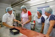 Von links: Metzger Peter Pollak, Heidi Kaiser, Edeltraud Zehetmeier und Barbara Baumann beim Wurstmachen.