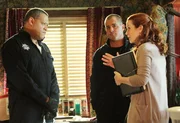 Dr. Prescott (Annie Wersching) soll Langston (Laurence Fishburne, li.) und Nick (George Eads) dabei unterst&uuml;tzen, das Messie-Haus systematisch nach der verschwundenen Alisa zu durchsuchen.