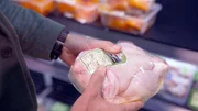 Abgepacktes Huhn im Supermarkt. Abgepacktes Huhn im Supermarkt.