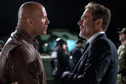 L-R: Davis Okoye (Dwayne 'The Rock' Johnson) und Harvey Russell (Jeffrey Dean Morgan)