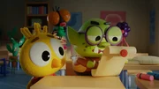 Konzentriert studieren Oggi (2.v.r.) und Karla (2.v.l.) die Schatzkarte. Spiky (l.), Brumm (M.) und Plonk (r.) warten gespannt auf erste Details zur bevorstehenden Schatzsuche.