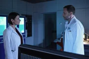 Bea Hölsch (Daniela Wutte, re.) ist mit Fieber umgekippt und hat sich einen Schlüsselbeinbruch zugezogen. Ihren behandelnden Arzt Dr. Martin Stein (Bernhard Bettermann, li.) bringt sie mit ihrem sehr anschmachtenden Verhalten in eine ziemlich unangenehme Situation. Auch Dr. Kathrin Globisch (Andrea Kathrin Loewig, mi.) ist ziemlich irritiert. Bea Hölsch (Daniela Wutte, re.) ist mit Fieber umgekippt und hat sich einen Schlüsselbeinbruch zugezogen. Ihren behandelnden Arzt Dr. Martin Stein (Bernhard Bettermann, li.) bringt sie mit ihrem sehr anschmachtenden Verhalten in eine ziemlich unangenehme Situation. Auch Dr. Kathrin Globisch (Andrea Kathrin Loewig, mi.) ist ziemlich irritiert.