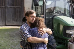 Hanna (Fanny Krausz) erz&auml;hlt Max (Daniel Gawlowski) die Wahrheit &uuml;ber ihr Studium.