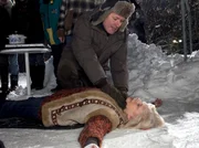 Bei der Tradition des Winterverbrennens kommt es zu einem dramatischen Unfall. Klara Heilmann (Karin D&uuml;wel) ist schwer verletzt und ihr Bruder Dr. Roland Heilmann (Thomas R&uuml;hmann) muss vor Ort die Erstversorgung &uuml;bernehmen.