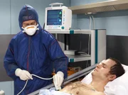 Toni Gebhard (Marc Ben Puch, rechts) geht es zunehmend schlechter. Dr. Kaminski (Udo Schenk) unternimmt alles, um sein Leben zu retten, doch wenn die Ursache für die Infektion nicht gefunden wird, ist auch er mit seinem Latein am Ende. Toni Gebhard (Marc Ben Puch, rechts) geht es zunehmend schlechter. Dr. Kaminski (Udo Schenk) unternimmt alles, um sein Leben zu retten, doch wenn die Ursache für die Infektion nicht gefunden wird, ist auch er mit seinem Latein am Ende.