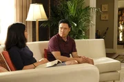 Jessica Huang (Constance Wu, l.); Louis Huang (Randall Park, r.) Jessica Huang (Constance Wu, l.); Louis Huang (Randall Park, r.)