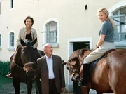 Karl Ravinskis Tochter Irene (Marita Marschall, rechts) nimmt seine neue Frau Cora (Sonja Kirchberger, links) mit auf einen Ausritt. Karl Ravinskis Tochter Irene (Marita Marschall, rechts) nimmt seine neue Frau Cora (Sonja Kirchberger, links) mit auf einen Ausritt.