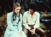 Laura (Melissa Gilbert, l.) erkl&auml;rt ihrem Vater (Michael Landon, r.), dass sie die Liebe des taubstummen Daniel Page nicht erwiedern kann.