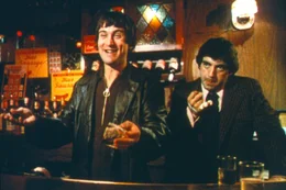 Von links nach rechts: Johnny Boy (Robert De Niro) und Tony (David Proval).