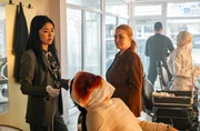 Die Verfassungssch&uuml;tzerin Dr. Clara Chu (Kotbong Yang) mit ihrer freien Mitarbeiterin Anne Fuchs (Lina Wendel, r) am Tatort bei Mordopfer Chalid Al-Hassani (Robin Abdallah).