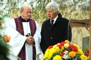 Pfarrer Kurz und sein Bruder nehmen Abschied von ihrer Tante Fini. Von links: Vinzenz (Hans Stadlbauer) und Karli Kurz (Henner Quest). Pfarrer Kurz und sein Bruder nehmen Abschied von ihrer Tante Fini. Von links: Vinzenz (Hans Stadlbauer) und Karli Kurz (Henner Quest).