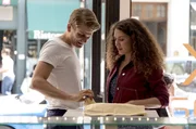 Alex (Matthias G&auml;rtner) erz&auml;hlt Hanna (Fanny Krausz) vom Verp&auml;chter.