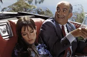 Die Wageninsassen (Geraldine Chaplin und Louis de Fun&egrave;s) unternehmen zuerst vergebliche Versuche, das Auto auf zusammengebundenen Kleidungsst&uuml;cken zu verlassen. Auch die extreme Hitze und Fl&uuml;ssigkeitsmangel machen ihnen zu schaffen.